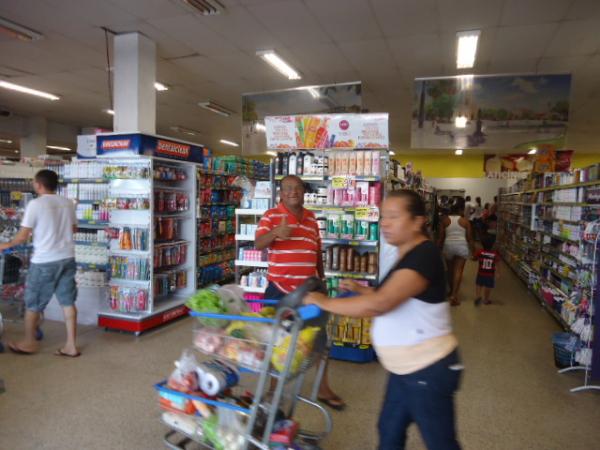 Empres&aacute;rios comemoram vendas no m&ecirc;s de dezembro em Floriano.(Imagem:FlorianoNews)