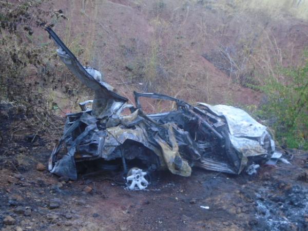 Veículo com duas pessoas capota e pega fogo em Floriano