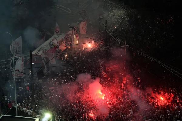 Torcida do S&atilde;o Paulo faz festa antes de jogo: cena comum em duelos decisivos.(Imagem:Marcos Ribolli)