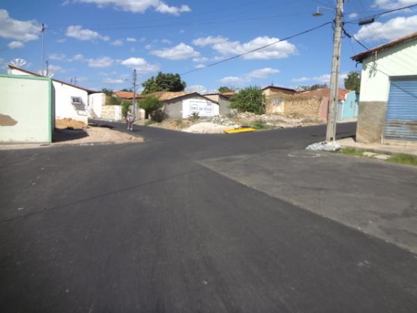 Rua Clementino Ribeiro recebe pavimenta&ccedil;&atilde;o asf&aacute;ltica.(Imagem:FlorianoNews)