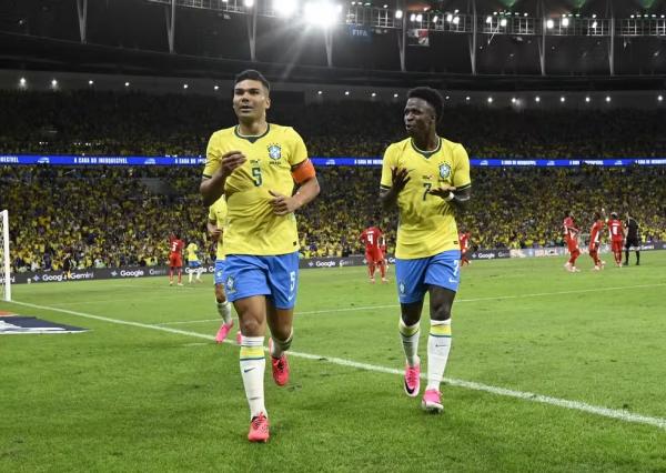 Casemiro e Vini Jr. comemoram o gol do Brasil contra o Panam&aacute;, no Maracan&atilde;.(Imagem:Andr&eacute; Dur&atilde;o)