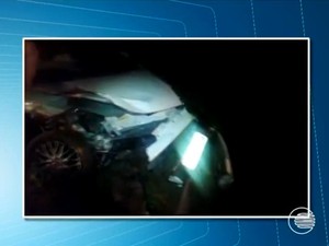 Colisão frontal entre veículos deixa três pessoas feridas na BR-343
