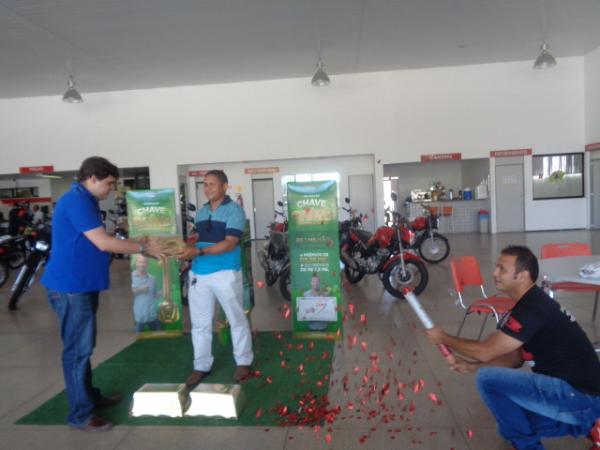 Cliente da Cajueiro Motos de Floriano fatura R$ 3.500,00 na promo&ccedil;&atilde;o Chave de Ouro.(Imagem:FlorianoNews)