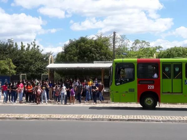 Estudantes relatam lotação e mais de 2h de espera por ônibus após retorno das aulas na UFPI
