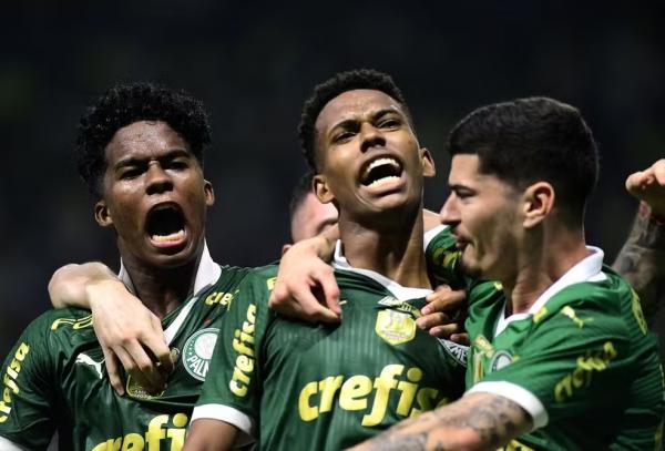 Abel faz apelo para Palmeiras não vender Estêvão: "Diferente de tudo que eu já vi"