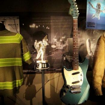 Guitarra azul de Kurt Cobain em clipe de "Smells Like Teen Spirit" será vendida em leilão
