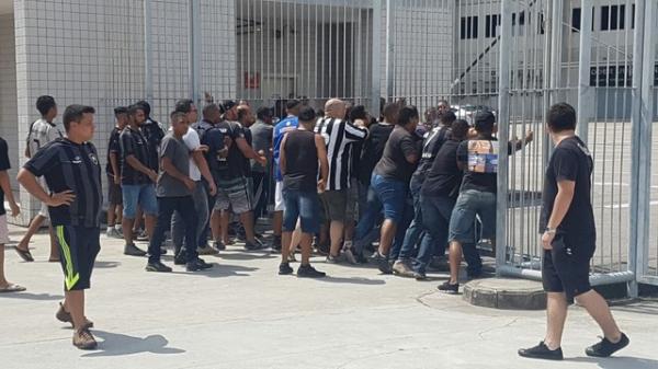 Grupo arromba portão e invade gramado do Nilton Santos; Bota cancela treino