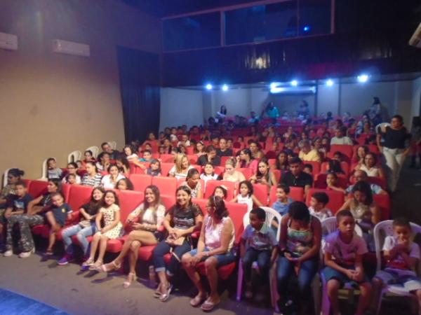 P&uacute;blico lota Teatro Maria Bonita para assistir ao Espet&aacute;culo Leleco.(Imagem:FlorianoNews)