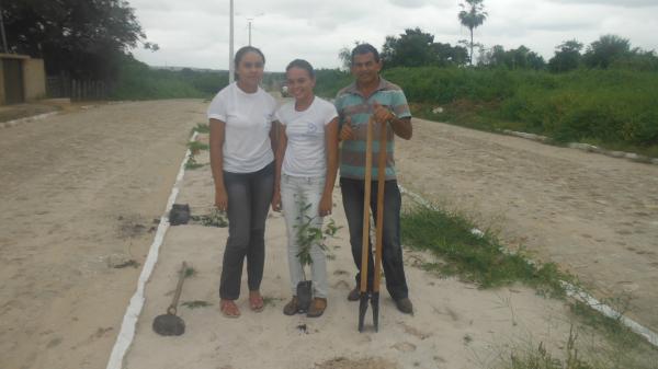Alunos plantam &aacute;rvores em homenagem ao anivers&aacute;rio de Bar&atilde;o de Graja&uacute;.(Imagem:FlorianoNews)