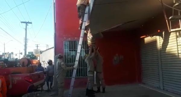 Homem fica pendurado de cabeça para baixo ao tentar dormir em teto de loja