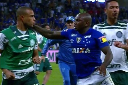 Jogador Sassá é suspenso por seis jogos por briga em Cruzeiro x Palmeiras