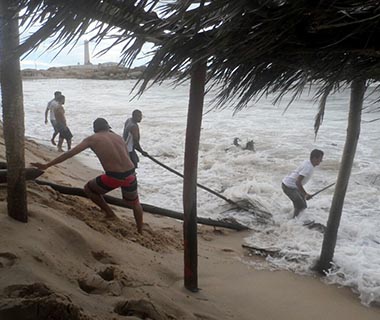 Maré alta causa destruição e Capitania dos Portos faz alerta no Piauí