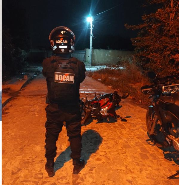 PM apreende arma de fogo e recupera moto roubada em operação no bairro N. Sra. da Guia, em Floriano