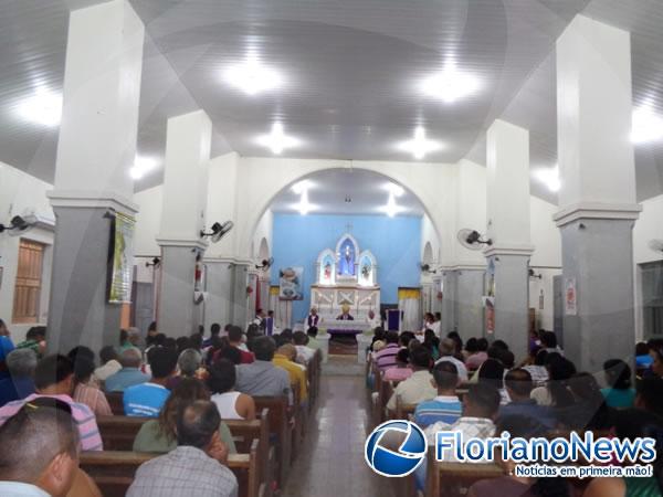 Pe. Aristides Ferreira toma posse como p&aacute;roco de Nazar&eacute; do Piau&iacute;.(Imagem:FlorianoNews)