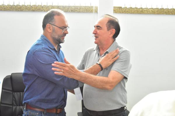 Vereador Joab Curvina e Ant&ocirc;nio Reis, prefeito de Floriano.(Imagem:CMF)