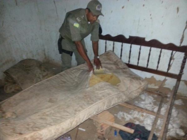 Irmãos são presos após polícia achar droga escondida dentro de colchão