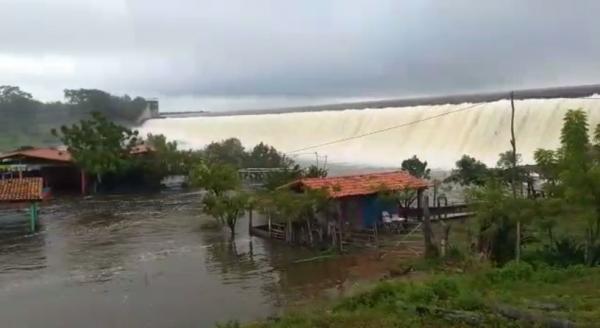 Barragem Mesa de Pedra sangra e água invade bares e restaurantes em Valença do Piauí