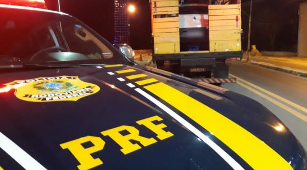 BR-230: PRF prende em Floriano duas pessoas e recupera veículo roubado na Paraíba