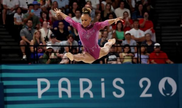 Fora do pódio: Rebeca termina em 4º e Biles em 5º na trave
