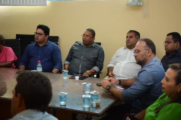  Reuni&atilde;o na C&acirc;mara Municipal de Floriano discute a LOA 2024.(Imagem:CMF)