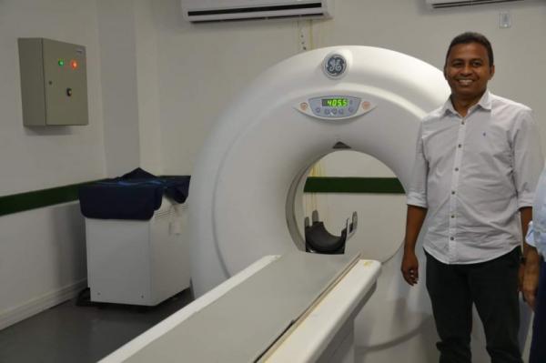 Francisco Costa parabeniza serviço de neurocirurgia do hospital de Floriano