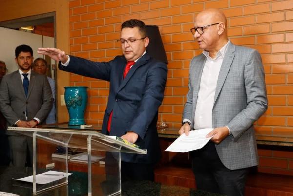 Hélio Rodrigues (PT) toma posse como deputado na Alepi no lugar de Fábio Xavier (PT)