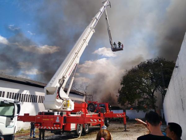 Bombeiros tentam conter fogo em f&aacute;brica de Teresina. (Imagem:Rafaeal Leal/G1)