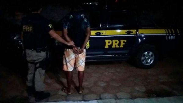 PRF prende indivíduo com mandado de prisão em aberto em Bom Jesus