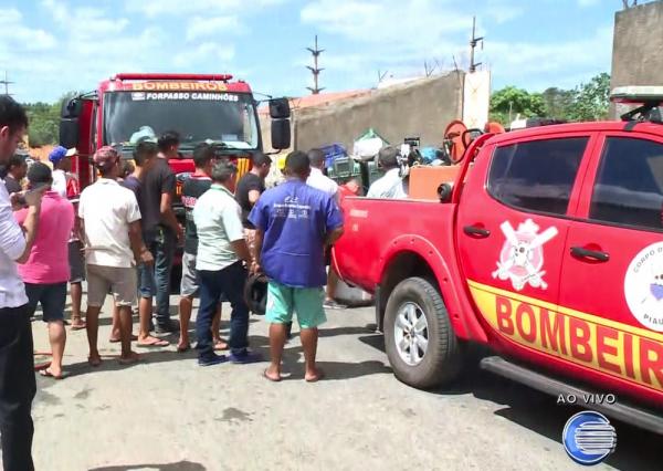 Fogo atingiu galp&atilde;o de sucata na Zona Sul de Teresina.(Imagem:Reprodu&ccedil;&atilde;o/TV Clube)