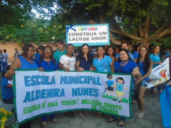Educa&ccedil;&atilde;o promove caminhada e chama aten&ccedil;&atilde;o para o autismo em Floriano.(Imagem:FlorianoNews)