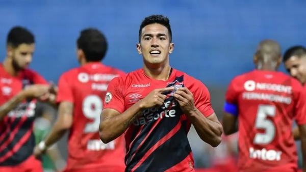 Athletico-PR faz 2 a 0 no Palmeiras e retoma liderança do Brasileirão