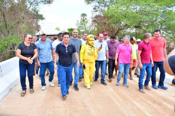 Vereadores de Floriano participam de entrega da ponte que dá acesso à localidade Saco.(Imagem:CMF)