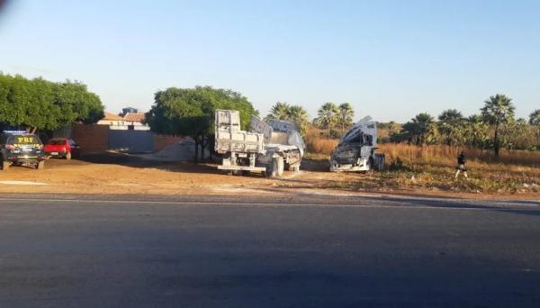 Caminhão bate em morro e tomba na BR-222 em São João da Fronteira, no Norte do Piauí.(Imagem: Divulgação/PRF )