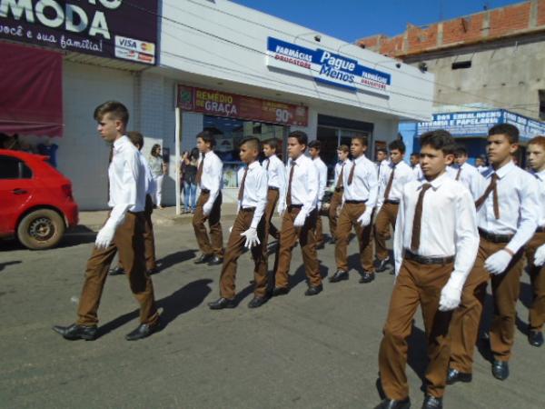 Desfile abre gincana de anivers&aacute;rio do Col&eacute;gio Industrial.(Imagem:FlorianoNews)