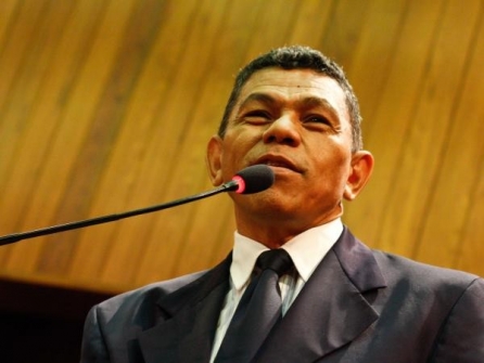 Líder do Governo rebate denúncias com documentos da CCom