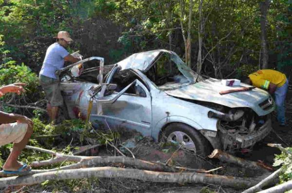 Jovem morre e colega fica ferido em grave acidente na BR-135, Sul do Piauí
