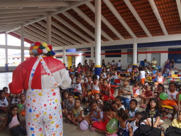 Palha&ccedil;o Carrapeta participou de atividades pelo Dia das Crian&ccedil;as em Floriano.(Imagem:FlorianoNews)