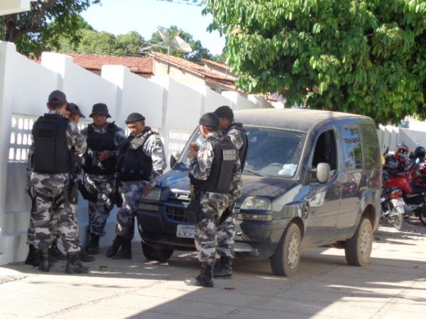 Policial a paisana evita assalto contra farmácia em Floriano