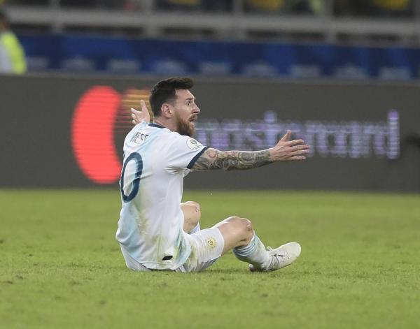 Messi ataca Conmebol e diz que "Brasil controla tudo"; entidade decide não responder
