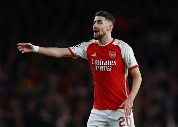 Volante Jorginho em a&ccedil;&atilde;o pelo Arsenal (Imagem: Reuters/Matthew Childs)