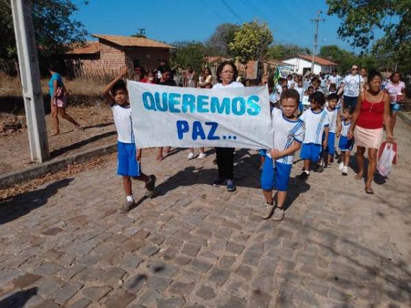 "Paz" foi tema do desfile cívico de escolas da rede municipal de Floriano