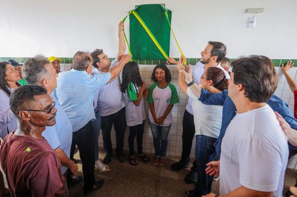 Governador inaugura primeira escola de tempo integral dentro de assentamento em Buriti do Lopes