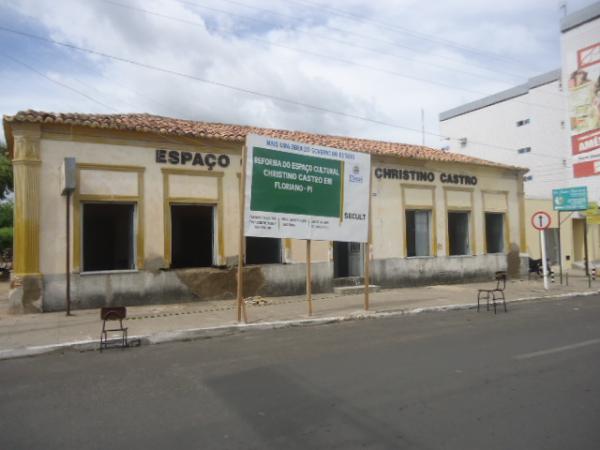 F&aacute;bio Novo visita obras do Espa&ccedil;o Cultural Christino Castro, em Floriano. (Imagem:FlorianoNews)
