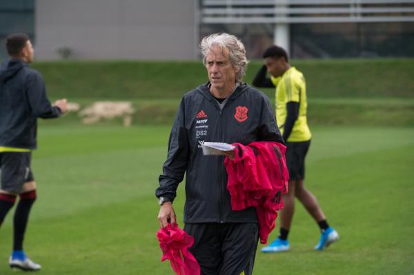 Mutação constante: em busca de fôlego e títulos, Jesus chega a 12 formações diferentes em 12 jogos