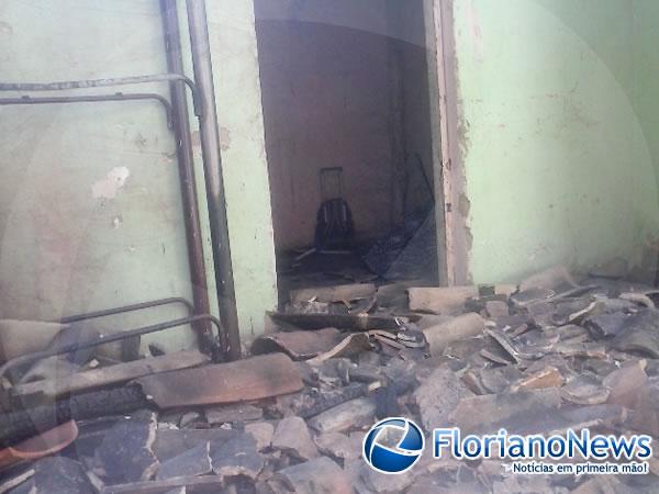 Mulher pede ajuda ap&oacute;s perder tudo em inc&ecirc;ndio criminoso em Floriano.(Imagem:FlorianoNews)