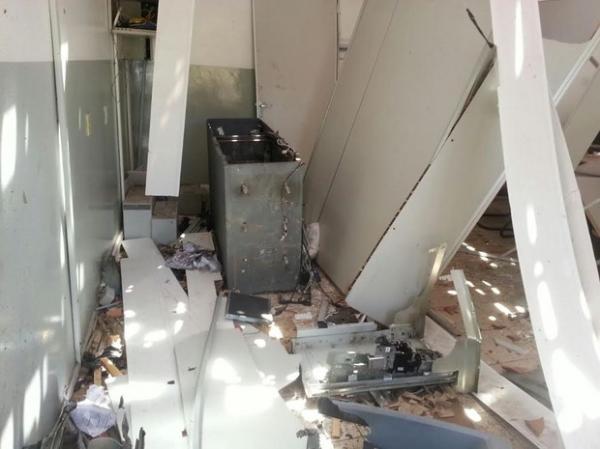 Trio usa dinamites e explode caixa bancário do Bradesco no interior do PI