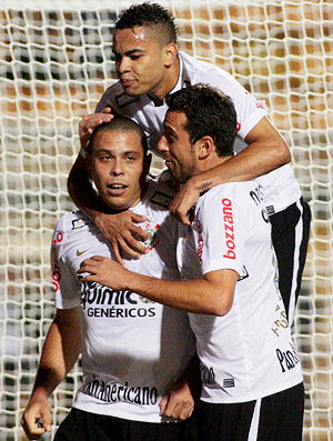 Timão goleia Avaí e fica a um ponto do líder. São Paulo deu uma força