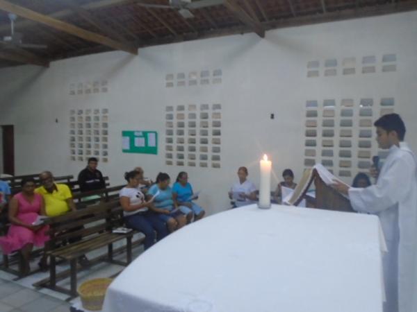 Sob chuva, fieis participam da abertura dos festejos de Santa Rita em Floriano