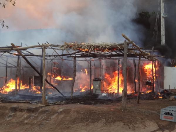 Inc&ecirc;ndio destr&oacute;i barracas na prainha em Bar&atilde;o de Graja&uacute;.(Imagem:FlorianoNews)