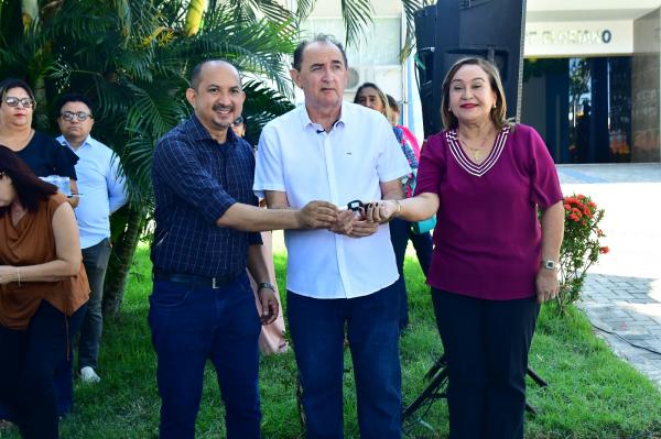 Poder Legislativo acompanha entrega de veículos às secretarias municipais